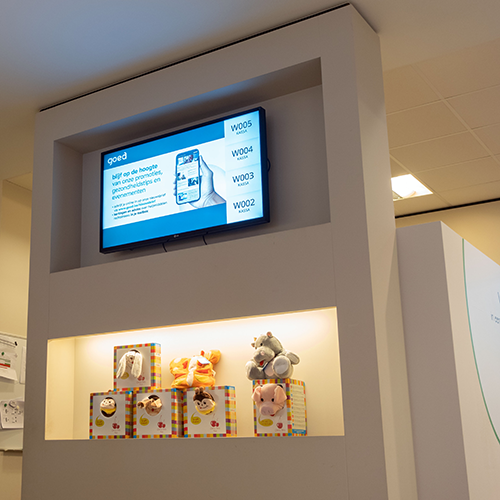 digitaal scherm in een apotheek waar content op getoond wordt via Centoview