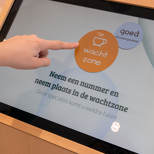 interactief scherm in een apotheek waar content op getoond wordt via digital signage