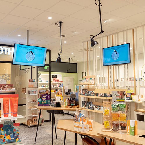 digitaal scherm in een apotheek waar content op getoond wordt via Centoview