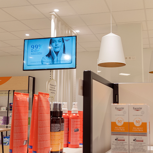 digitaal scherm in een apotheek waar content op getoond wordt via Centoview