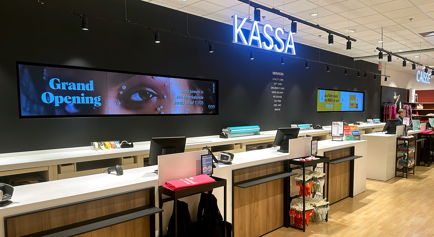 De kassa schermen informeren de kopers in de winkel via digital signage en indoorLED schermen