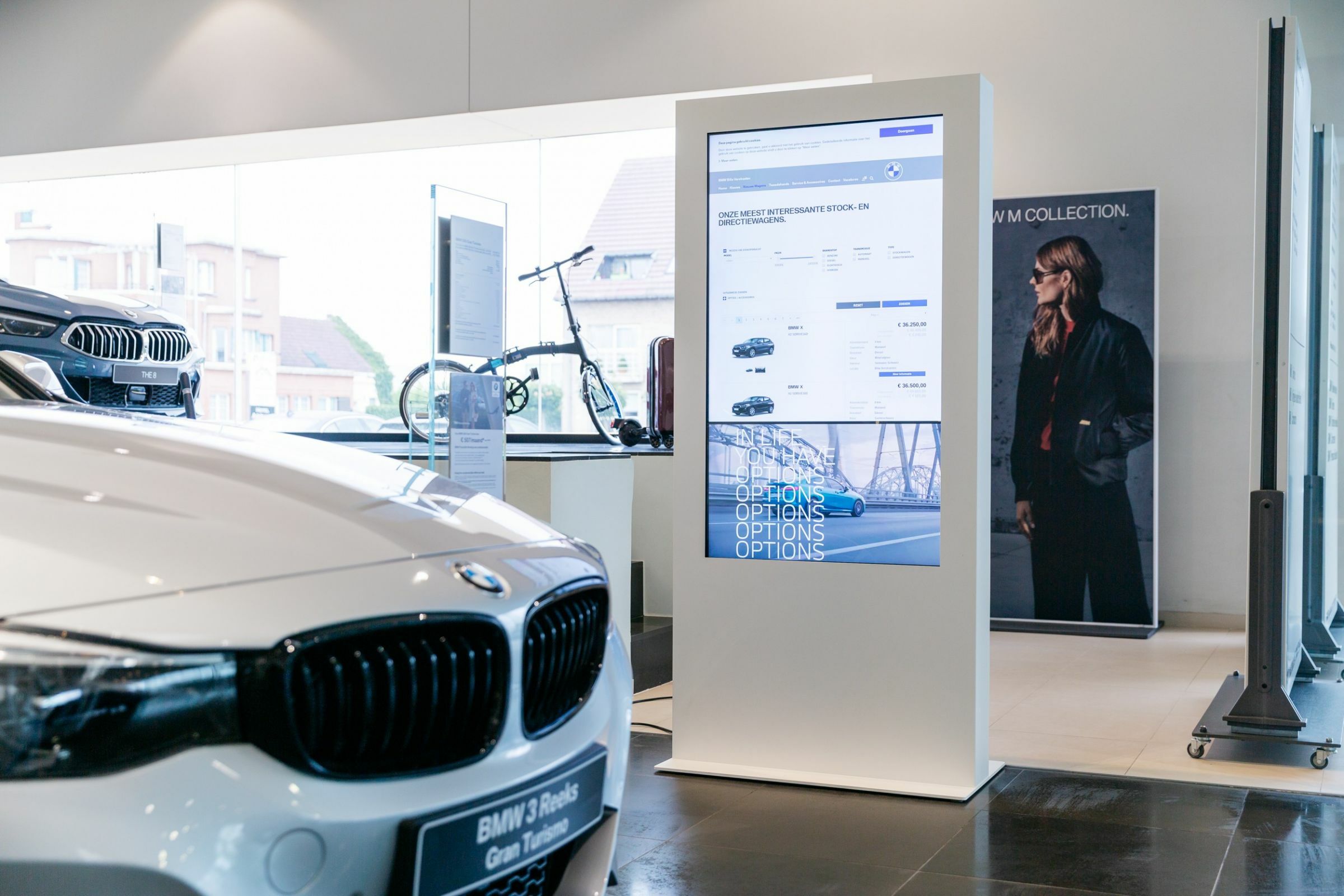 informatiescherm in een autogarage met content afkomstig van het digital signage platform centoview